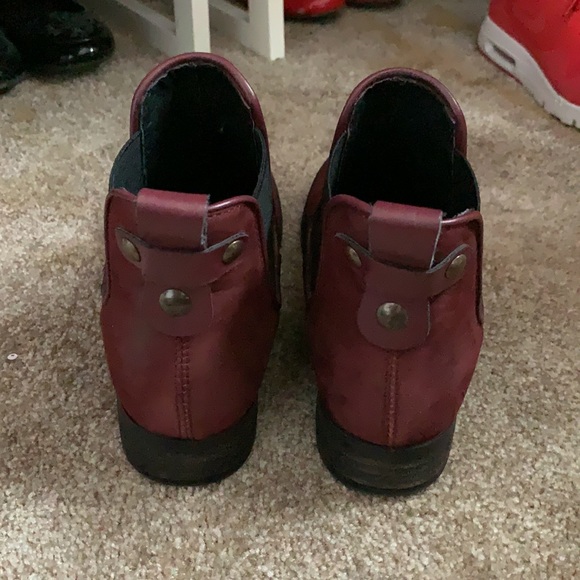 Steve Madden burgundy Chelsea booties - Picture 3 of 3